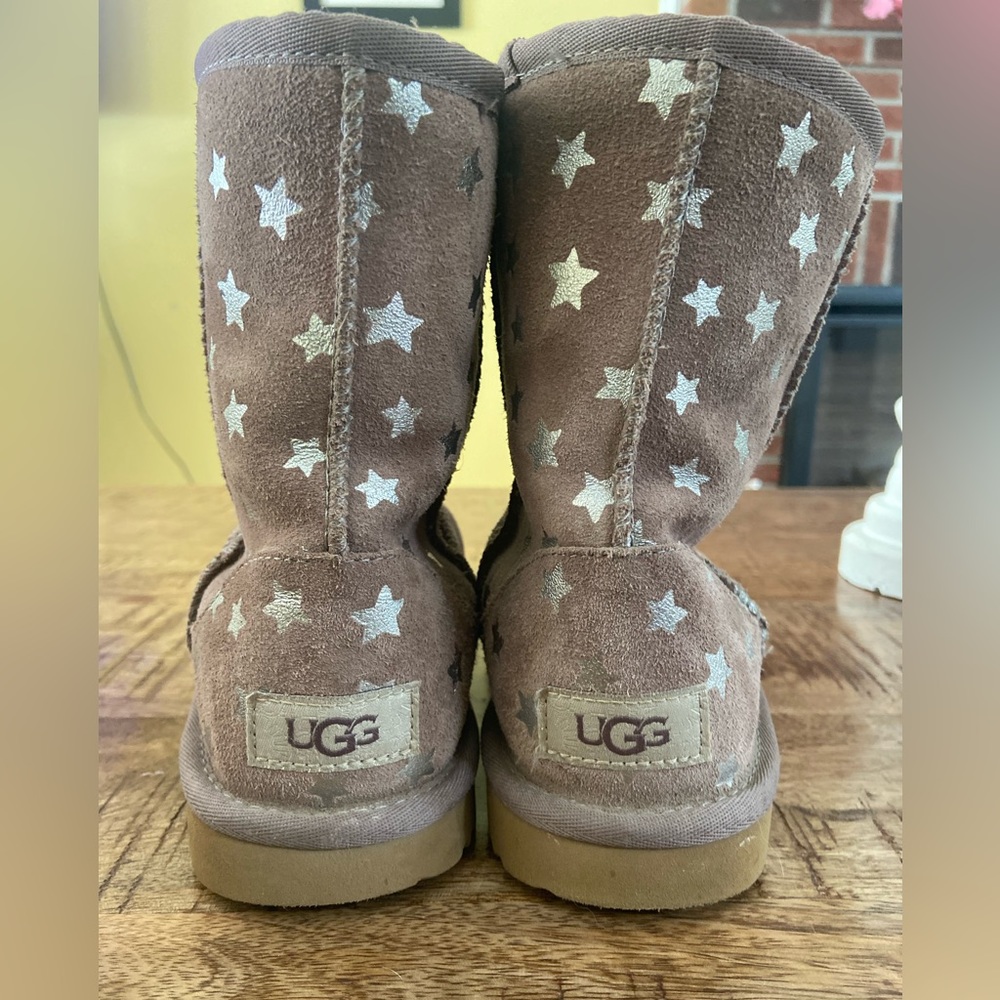 Women’s size 5 Ugg boots with stars.